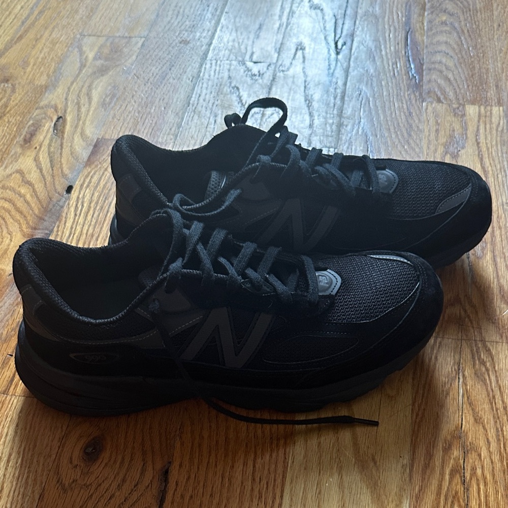New Balance Men's Black and Gray Sneakers